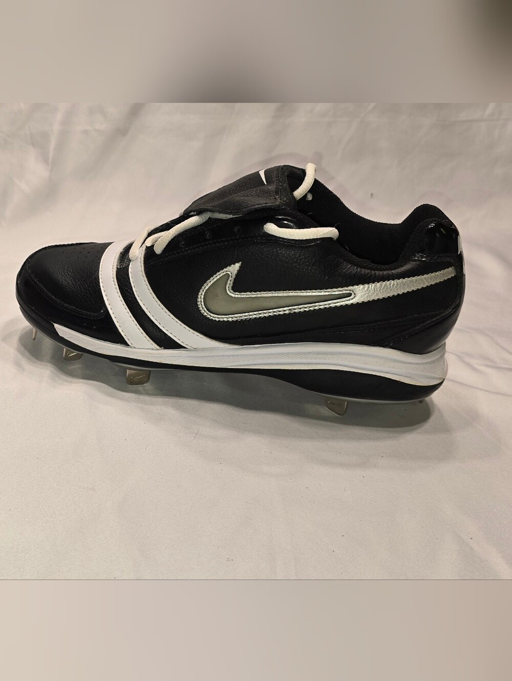 NEW WITH TAGS - Women's Nike Black and White Cleats with Colored Heel Tabs Sz 9